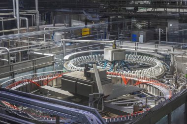 Mytishchi, Rusya - 4 Nisan 2021: Moskova Bira Fabrikası 'nda bira üretimi için teknolojik ekipman, endüstriyel araçlar ve makineler