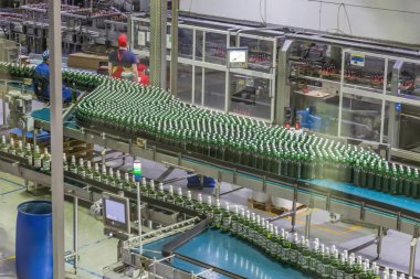 Mytishchi, Rusya - 4 Nisan 2021: Moskova Bira Fabrikası 'nda bira üretimi için teknolojik ekipman, endüstriyel araçlar ve makineler