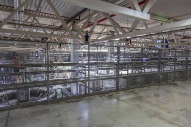 Mytishchi, Rusya - 4 Nisan 2021: Moskova Bira Fabrikası 'nda bira üretimi için teknolojik ekipman, endüstriyel araçlar ve makineler