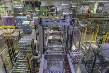 Mytishchi, Rusya - 4 Nisan 2021: Moskova Bira Fabrikası 'nda bira üretimi için teknolojik ekipman, endüstriyel araçlar ve makineler