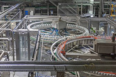 Mytishchi, Rusya - 4 Nisan 2021: Moskova Bira Fabrikası 'nda bira üretimi için teknolojik ekipman, endüstriyel araçlar ve makineler