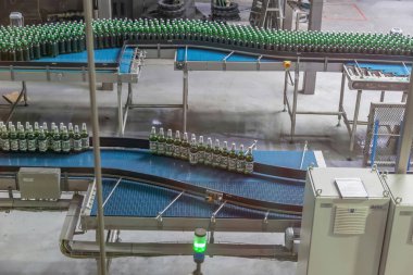 Mytishchi, Rusya - 4 Nisan 2021: Moskova Bira Fabrikası 'nda bira üretimi için teknolojik ekipman, endüstriyel araçlar ve makineler