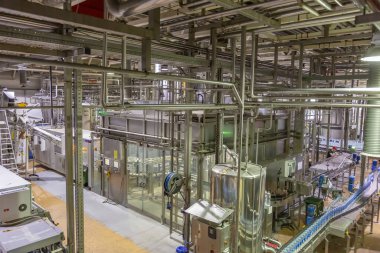 Mytishchi, Rusya - 4 Nisan 2021: Moskova Bira Fabrikası 'nda bira üretimi için teknolojik ekipman, endüstriyel araçlar ve makineler