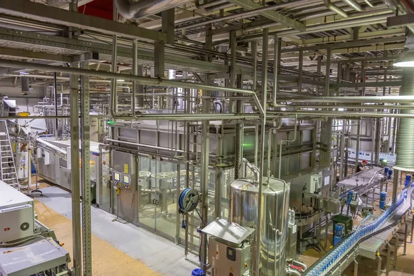 Mytishchi, Rusya - 4 Nisan 2021: Moskova Bira Fabrikası 'nda bira üretimi için teknolojik ekipman, endüstriyel araçlar ve makineler