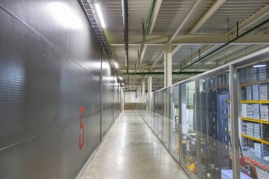 Mytishchi, Rusya - 4 Nisan 2021: Moskova Bira Fabrikası. Bitmiş ürünleri depolamak için kullanılan dev bir depoda.