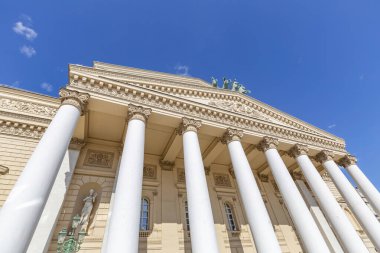 Moskova, Rusya - 10 Nisan 2021: Bolşoy Tiyatrosu 'nun tarihi binasının dışı. 1776 'da kurulmuş. Rusya 'nın simgesi.