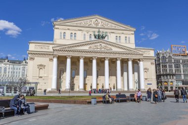 Moskova, Rusya - 10 Nisan 2021: Bolşoy Tiyatrosu 'nun tarihi binasının dışı. 1776 'da kurulmuş. Rusya 'nın simgesi.