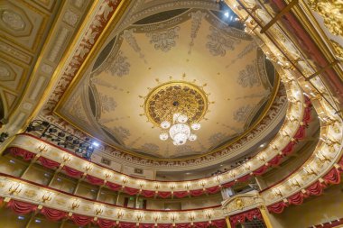 Moskova, Rusya - 10 Nisan 2021: Devlet Akademik Mali Tiyatrosu 'nun tarihi performans salonunun içi. 1824 'te açıldı.