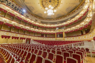 Moskova, Rusya - 10 Nisan 2021: Devlet Akademik Mali Tiyatrosu 'nun tarihi performans salonunun içi. 1824 'te açıldı.