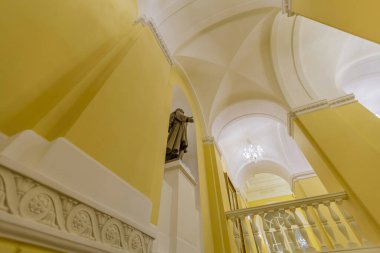 Moskova, Rusya - 10 Nisan 2021: Devlet Akademik Mali Tiyatrosu. 1824 'te açıldı.