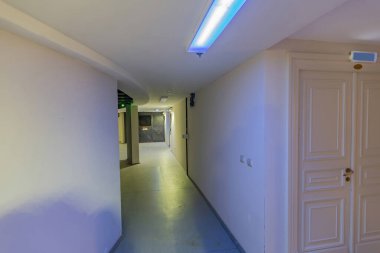 Dezenfeksiyon ve sterilizasyon için mavi ultraviyole radyasyonlu tavan lambası.