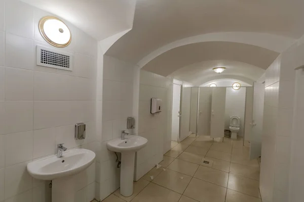 Wnętrze Pustej Publicznej Toalety Białą Muszlą Klozetową Osprzętem Hydraulicznym Nowoczesnymi — Zdjęcie stockowe