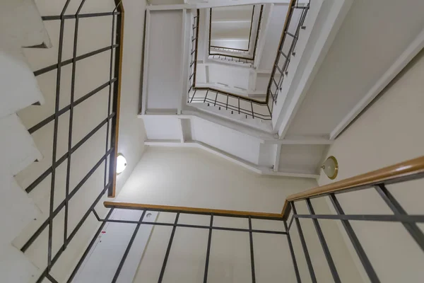 Alte Steintreppe Mit Eisernem Geländer Einem Mehrstöckigen Gebäude Ohne Aufzug — Stockfoto