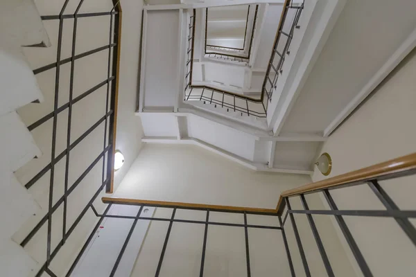 Antigua Escalera Piedra Con Pasamanos Hierro Edificio Varios Pisos Sin —  Fotos de Stock