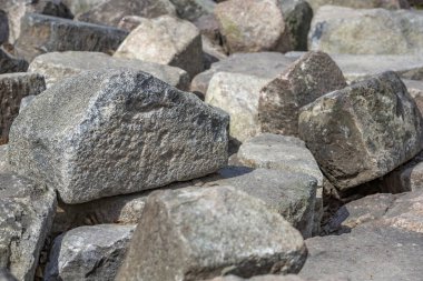 Günlük çevrede işlenmemiş kaba doğal taş, bahçe ve bahçe düzenlemesi