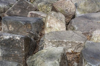 Günlük çevrede işlenmemiş kaba doğal taş, bahçe ve bahçe düzenlemesi