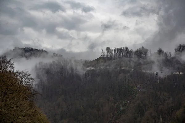 Brume Brumeuse Ciel Spectaculaire Flanc Montagne Avec Des Arbres Vivaces — Photo