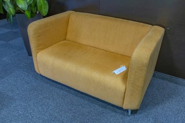Ev, otel ya da ofis içi olarak eko kumaştan yapılmış rahat turuncu kanepe.