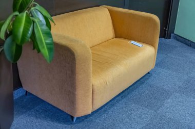 Ev, otel ya da ofis içi olarak eko kumaştan yapılmış rahat turuncu kanepe.