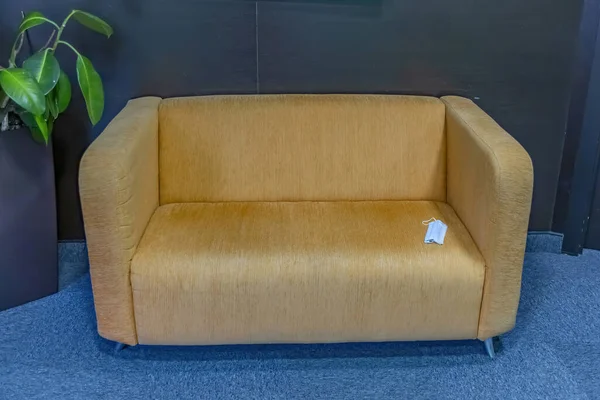 舒适的橙色沙发 由生态织物制成 作为家庭 酒店或办公室内部的要素 — 图库照片