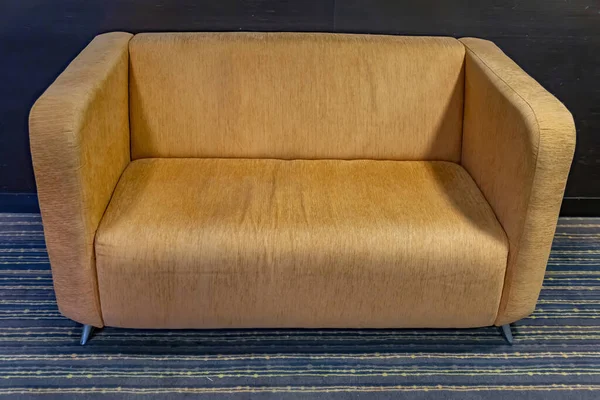 舒适的橙色沙发 由生态织物制成 作为家庭 酒店或办公室内部的要素 — 图库照片