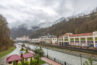 Sochi, Rosa Khutor, Rusya - 17 Nisan 2021: Ünlü bir kayak merkezinin otantik sokak mimarisi