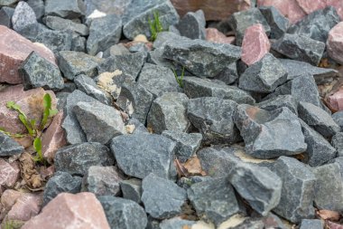 Günlük çevrede işlenmemiş kaba doğal taş, bahçe ve bahçe düzenlemesi