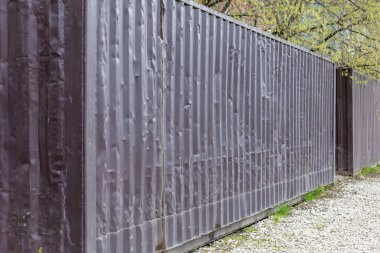 Eski 12 metrelik nakliye konteynırları terk edilir ve gün boyunca bir çöplükte dizilir.