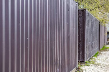 Eski 12 metrelik nakliye konteynırları terk edilir ve gün boyunca bir çöplükte dizilir.