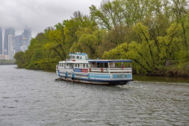 Moskova, Rusya - 08 Mayıs 2021: Şehir sınırları ve çevresindeki nehir boyunca turizm gezileri için ticari gemi