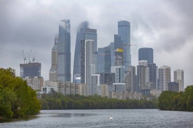 Moskova, Rusya - 8 Mayıs 2021: Bulutlu havada Moskova City iş merkezinin cam gökdeleni