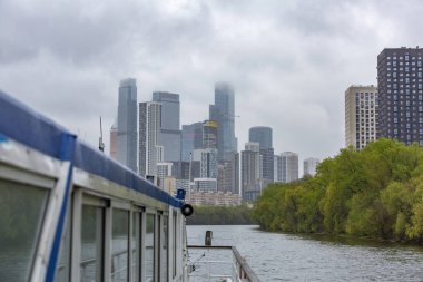 Moskova, Rusya - 8 Mayıs 2021: Bulutlu havada Moskova City iş merkezinin cam gökdeleni