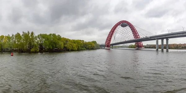 Moskau Russland Mai 2021 Schiwopisny Brücke Eine Knallrote Schrägseilkonstruktion Über — Stockfoto