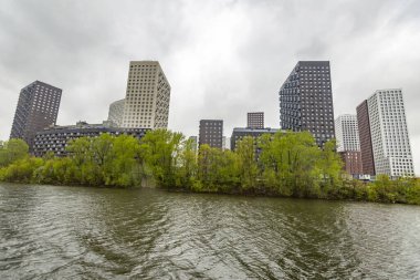 Moskova, Rusya - 8 Mayıs 2021: Bulutlu bir günde Moskva Nehri kıyısındaki konut binaları. Şehir yenileme programına göre konut inşaatı