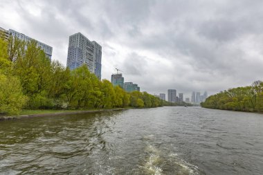 Moskova, Rusya - 8 Mayıs 2021: Bulutlu bir günde Moskva Nehri kıyısındaki konut binaları. Şehir yenileme programına göre konut inşaatı