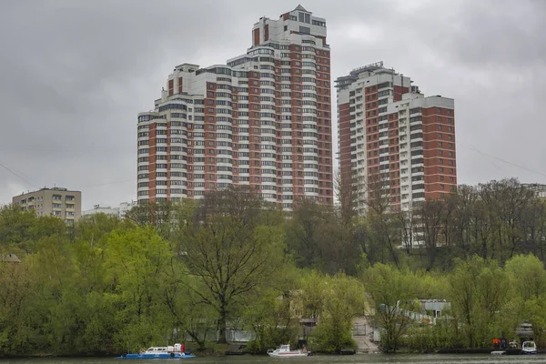 Moskwa Rosja Maja 2021 Budynki Mieszkalne Nad Brzegiem Rzeki Moskwy — Zdjęcie stockowe