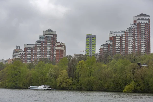 Moscú Rusia Mayo 2021 Edificios Residenciales Orillas Del Río Moskva — Foto de Stock