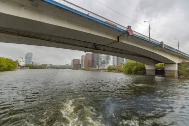 Moskova, Rusya - 8 Mayıs 2021: Rusya 'nın başkenti Moskva Nehri üzerindeki ulaşım köprüsü bulutlu bir günde