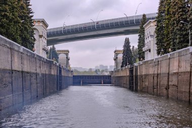 Moskova, Rusya - 8 Mayıs 2021: Yağmurlu bir günde nehir yatağındaki su seviyesini ayarlamak için Moskva Nehri 'nin geçidi
