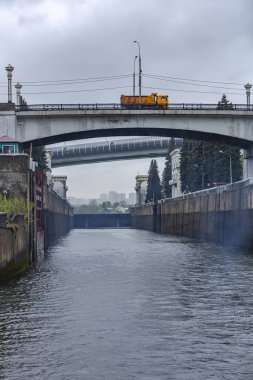 Moskova, Rusya - 8 Mayıs 2021: Yağmurlu bir günde nehir yatağındaki su seviyesini ayarlamak için Moskva Nehri 'nin geçidi