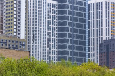 Moskova 'daki şehir konut yenileme programına göre inşa edilmiş çok katlı bir bina. Rusya