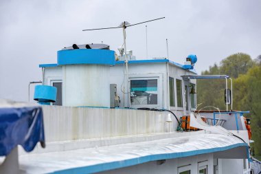 Küçük bir yolcu gemisinde seyrüsefer ve iletişim için özel ekipman.