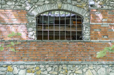 Ön cephe tuğlaları ve çimentodan yapılmış eski bir duvarın kabartmalı yüzeyi.