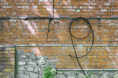 Ön cephe tuğlaları ve çimentodan yapılmış eski bir duvarın kabartmalı yüzeyi.