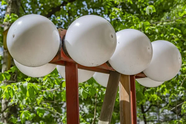 Nagy Gömb Alakú Üvegből Készült Elektromos Lámpa Mint Városi Utca — Stock Fotó