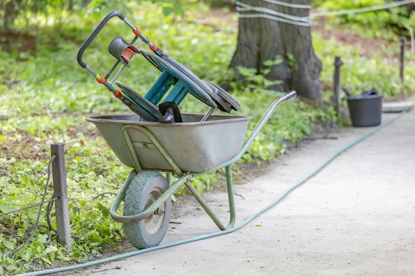 Železná Kolečka Pro Přesun Stavebních Materiálů Zahradě Dvorku — Stock fotografie