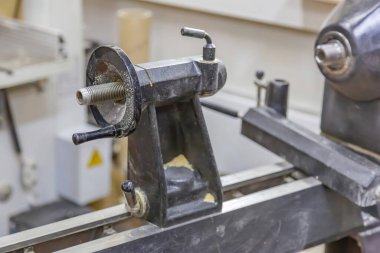 Küçük bir marangozluk atölyesinde endüstriyel ekipmanlar. Elle yapılan ahşap ve değerli orman ürünleri.