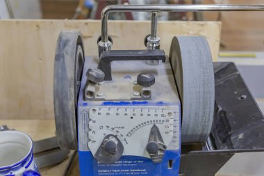 Küçük bir marangozluk atölyesinde endüstriyel ekipmanlar. Elle yapılan ahşap ve değerli orman ürünleri.