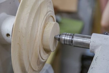 Küçük bir marangozluk atölyesinde endüstriyel ekipmanlar. Elle yapılan ahşap ve değerli orman ürünleri.