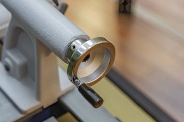 Küçük bir marangozluk atölyesinde endüstriyel ekipmanlar. Elle yapılan ahşap ve değerli orman ürünleri.